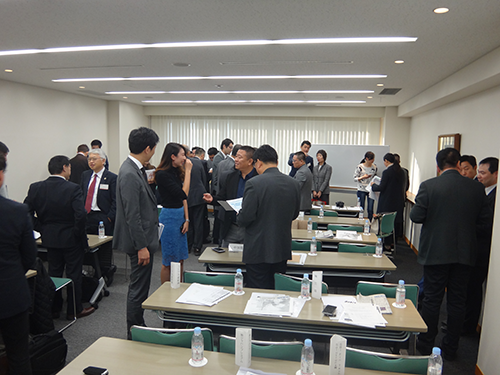 直販協会員社１３社と中国企業８社１０人が参加した交流会のようす